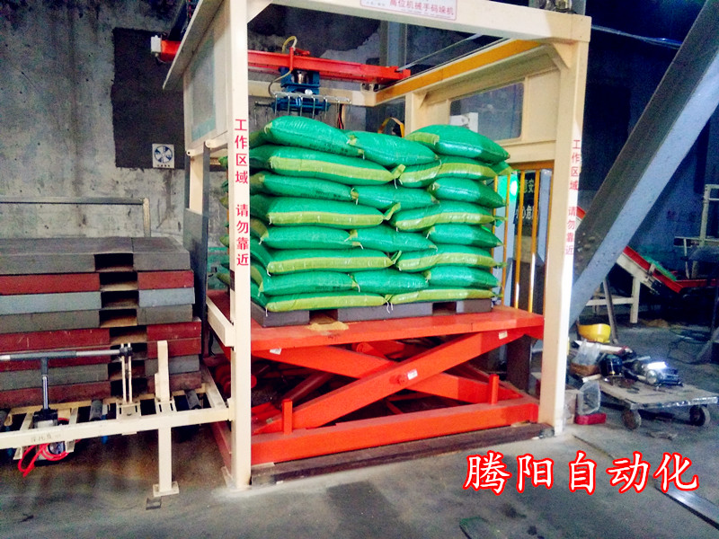 飼料工業(yè)中的全自動碼垛機(jī)