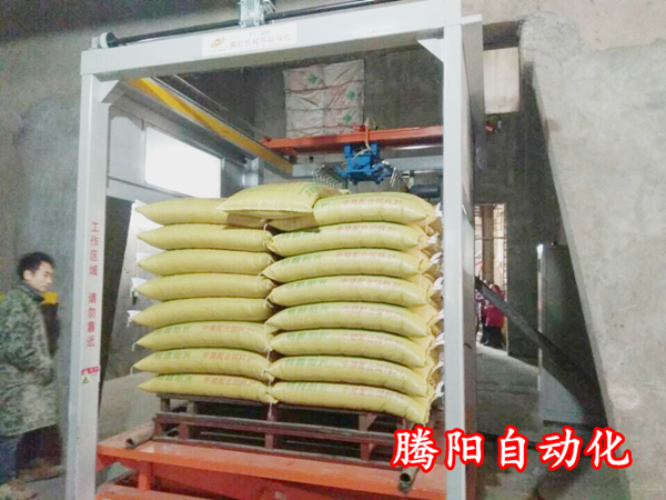 全自動(dòng)碼垛機(jī)械手能夠?yàn)楣I(yè)自動(dòng)化提供解決方案