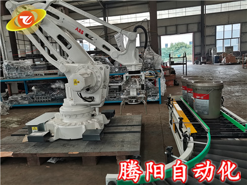 水泥碼垛機(jī)器人根據(jù)設(shè)定的速度進(jìn)行堆垛