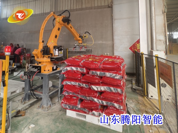 工廠(chǎng)使用飼料碼垛機(jī)器人有什么好處？